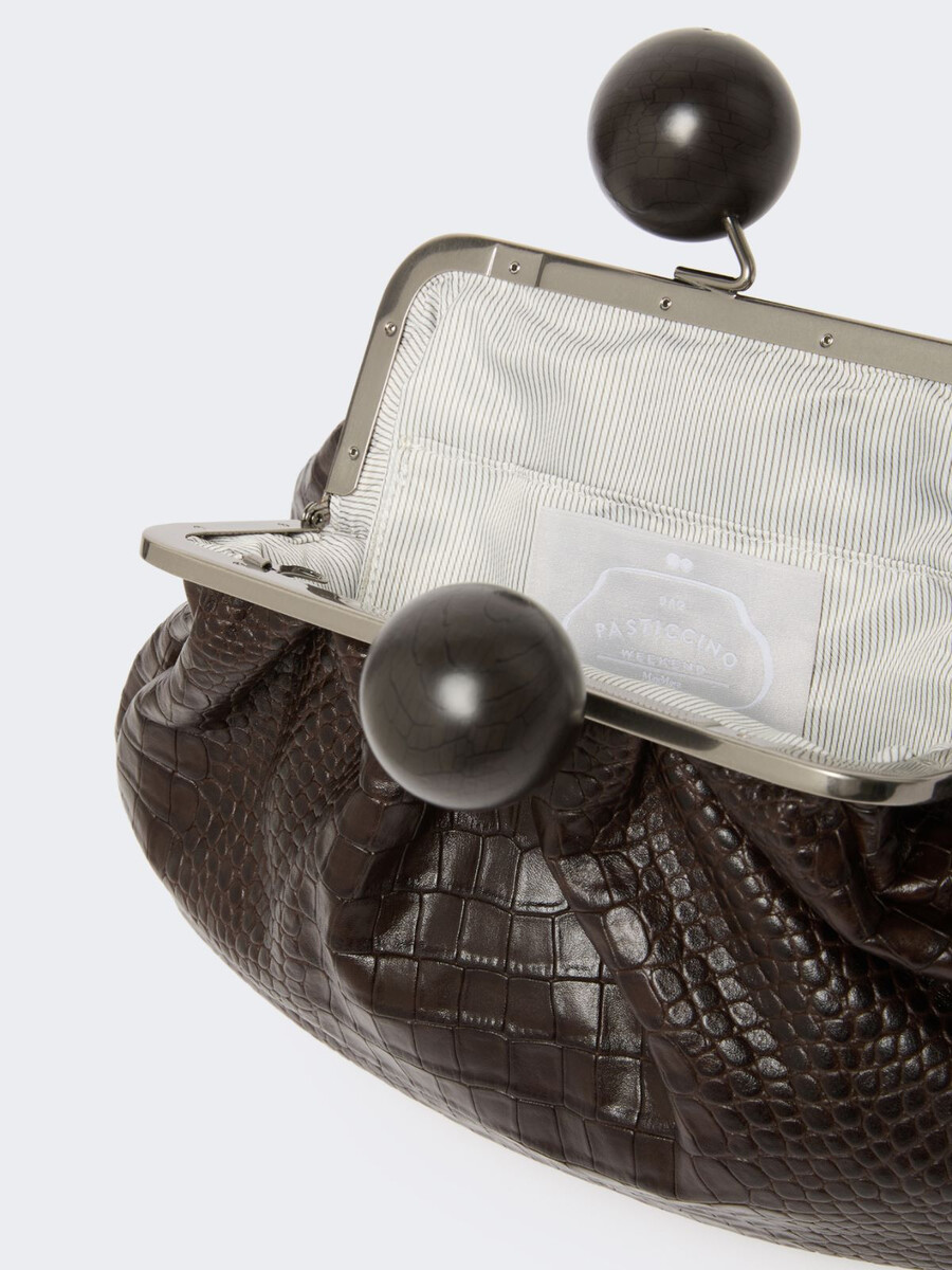 bolso pasticcino mediano de piel con estampado de cocodrilo - marrÓn oscuro