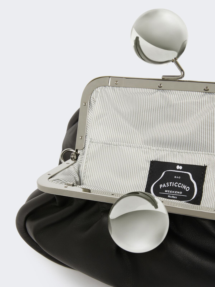 bolso pasticcino mediano en piel napa brillante - negro