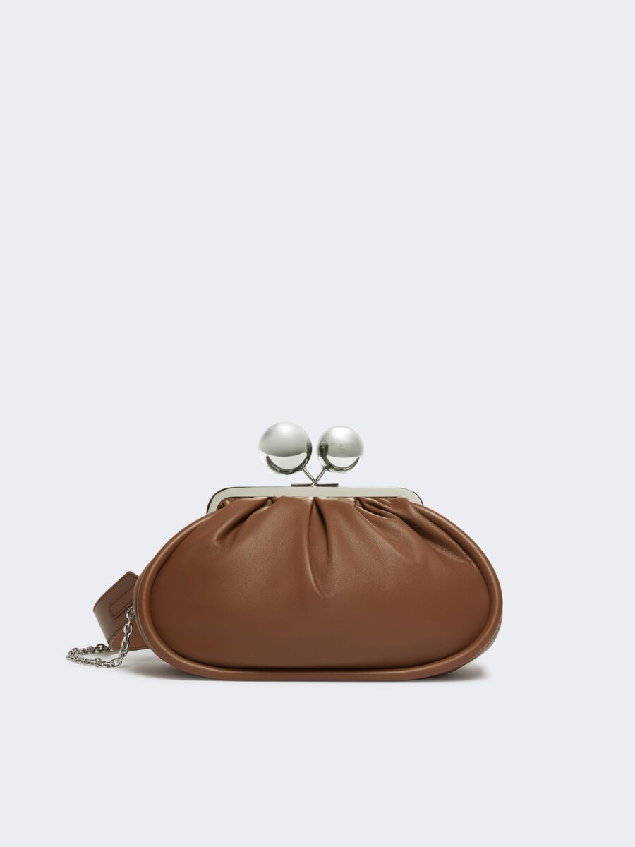 bolso pasticcino mediano en piel napa brillante - tabaco