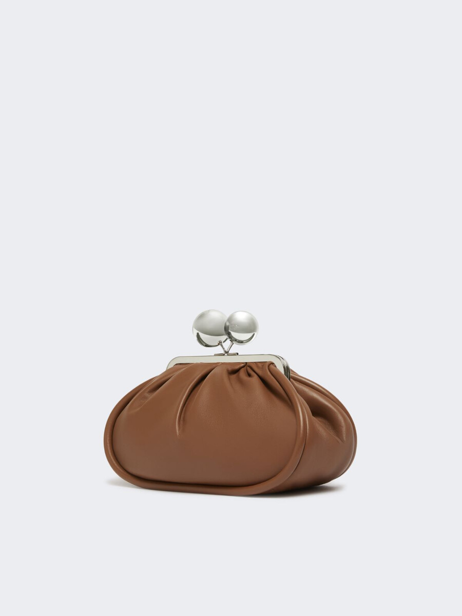bolso pasticcino mediano en piel napa brillante - tabaco