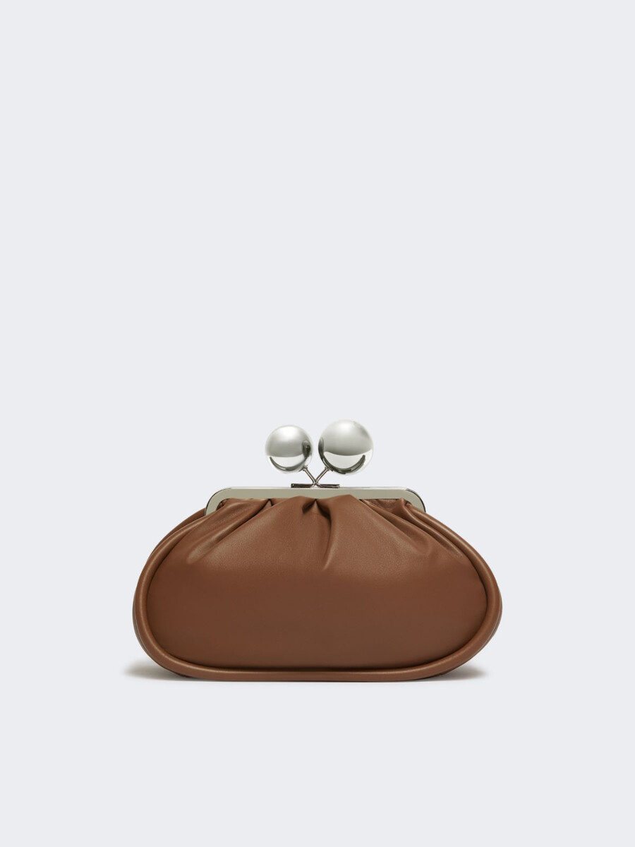 bolso pasticcino mediano en piel napa brillante - tabaco