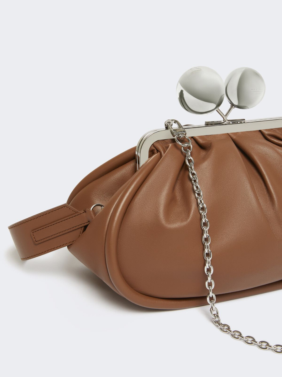 bolso pasticcino mediano en piel napa brillante - tabaco