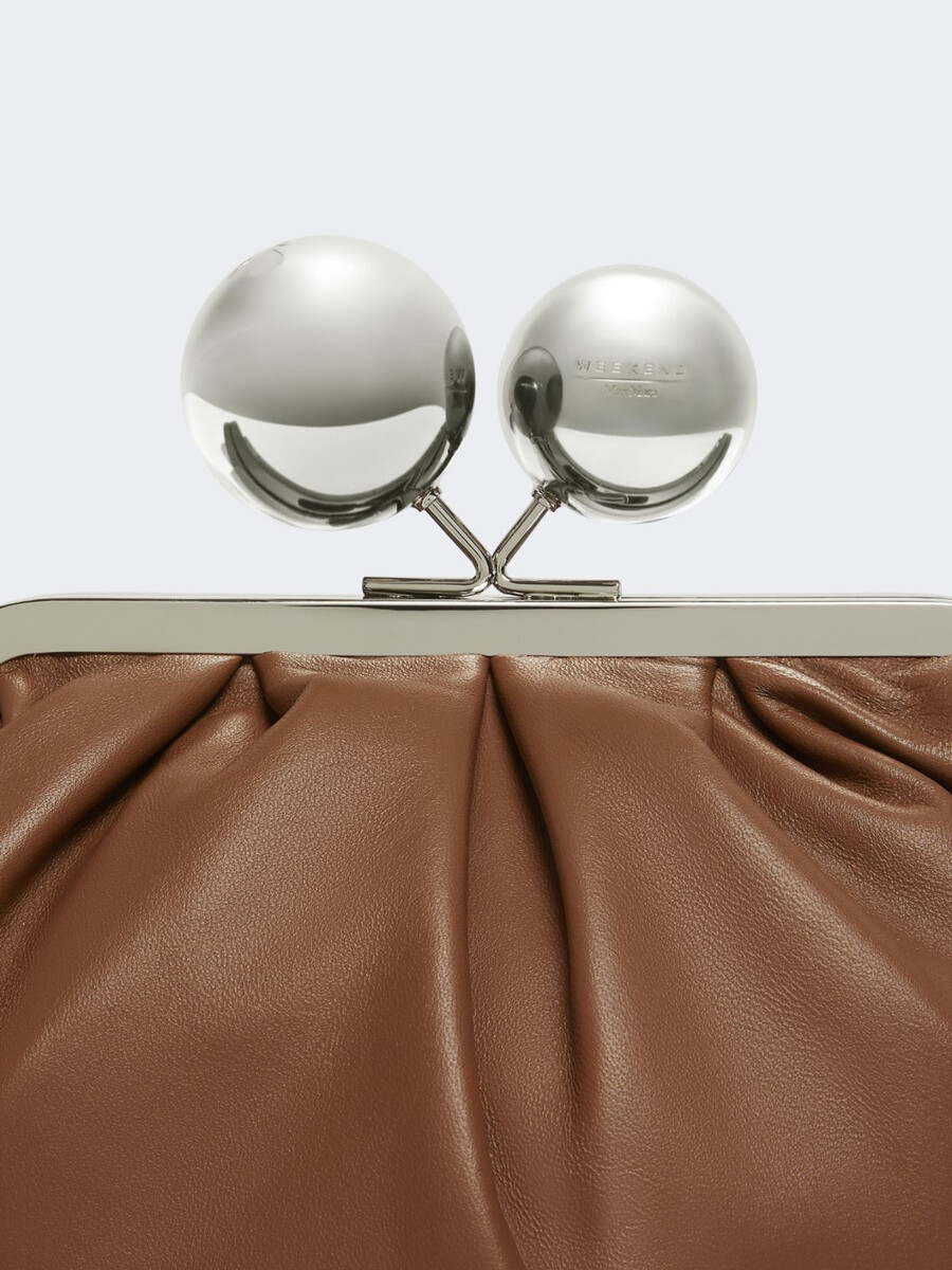 bolso pasticcino mediano en piel napa brillante - tabaco