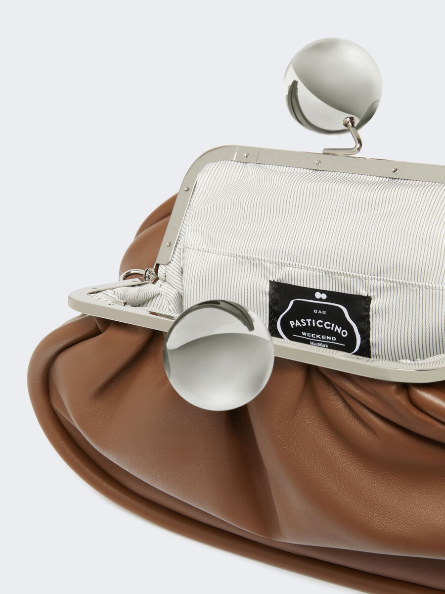 bolso pasticcino mediano en piel napa brillante - tabaco