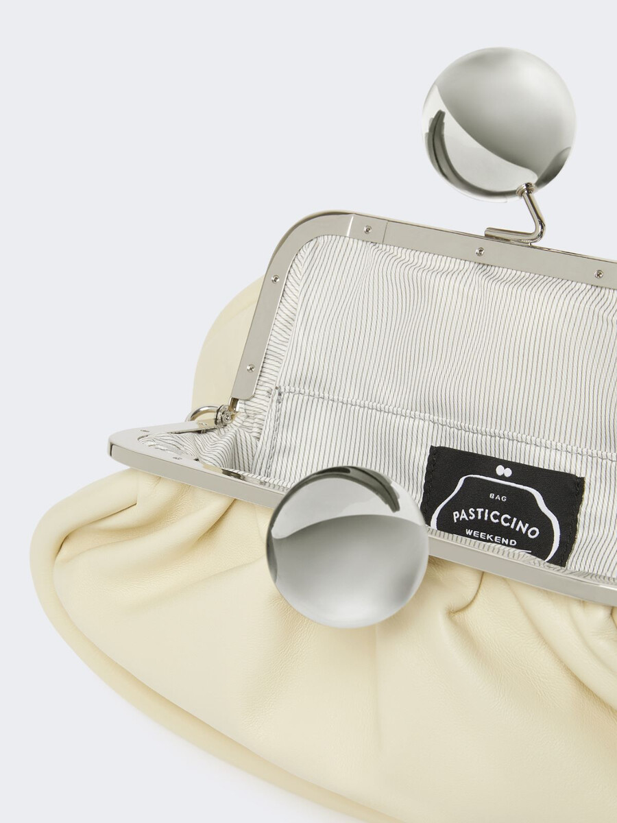 bolso pasticcino mediano en piel napa brillante - marfil