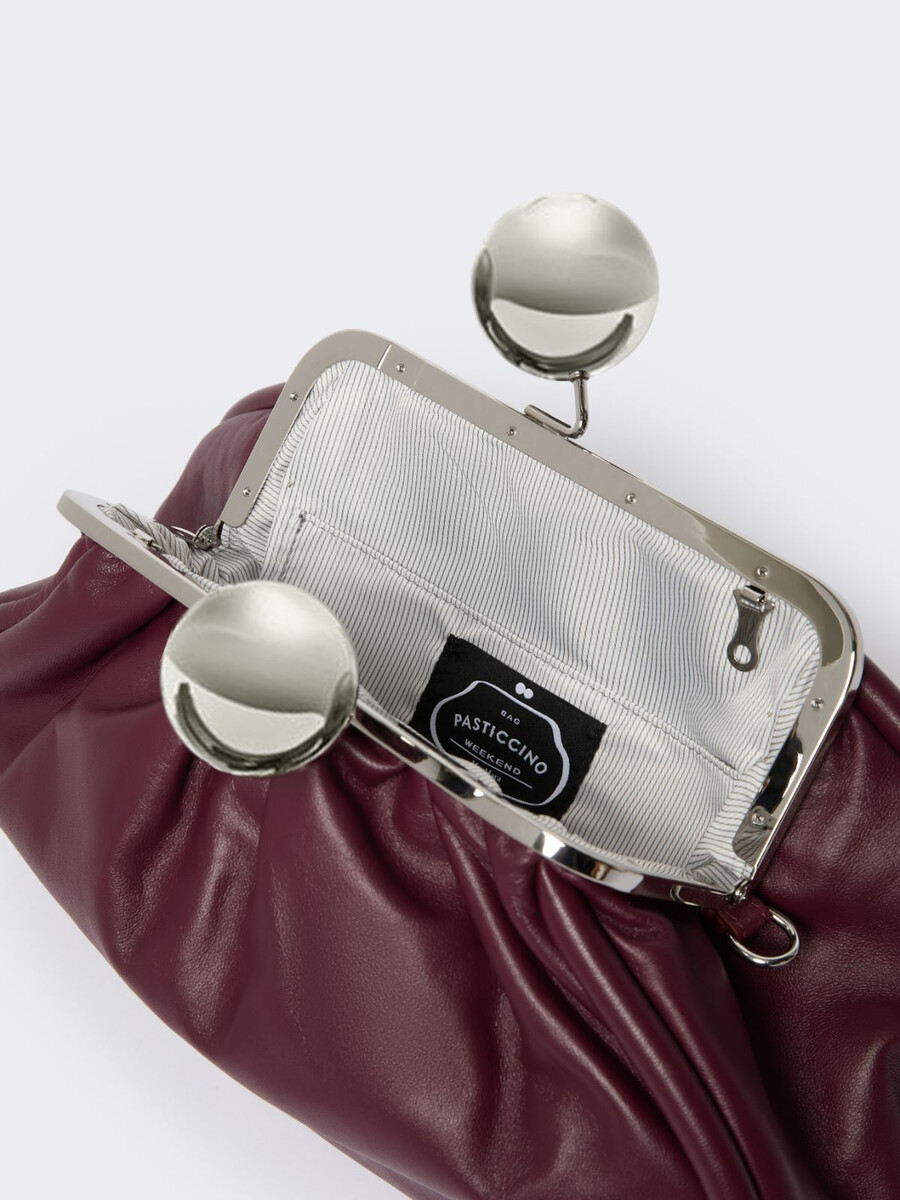 bolso pasticcino mediano en piel napa brillante - rojo morado