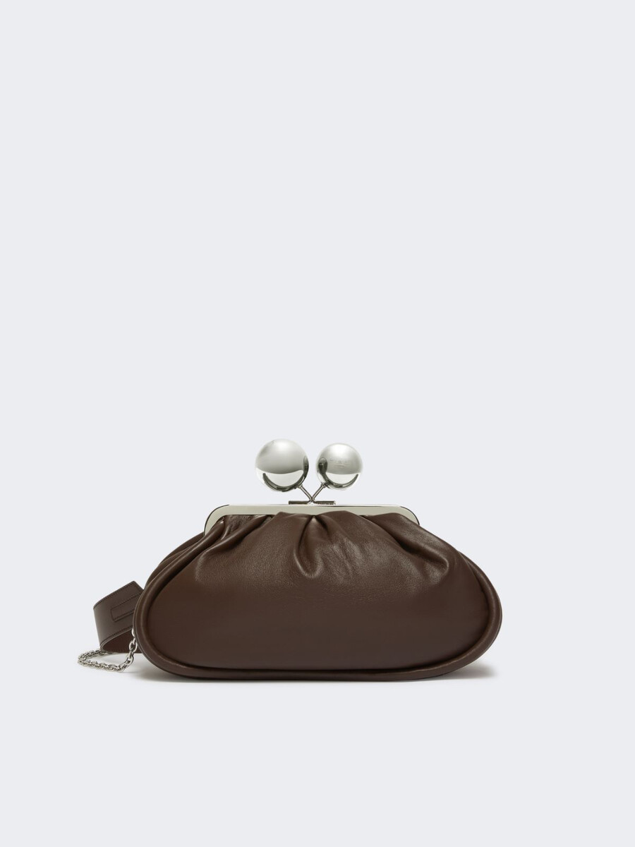 bolso pasticcino mediano en piel napa brillante - marrÓn