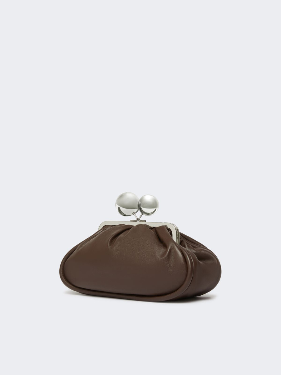 bolso pasticcino mediano en piel napa brillante - marrÓn