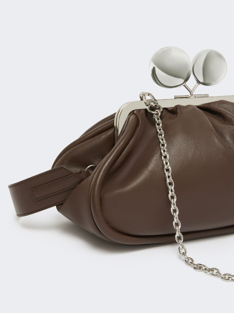 bolso pasticcino mediano en piel napa brillante - marrÓn