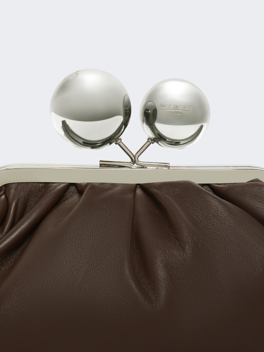 bolso pasticcino mediano en piel napa brillante - marrÓn