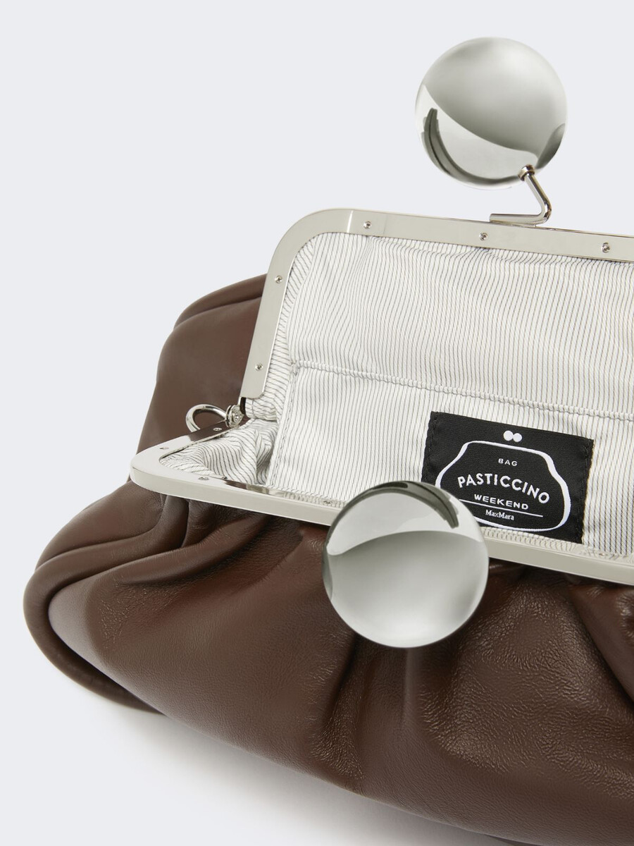 bolso pasticcino mediano en piel napa brillante - marrÓn