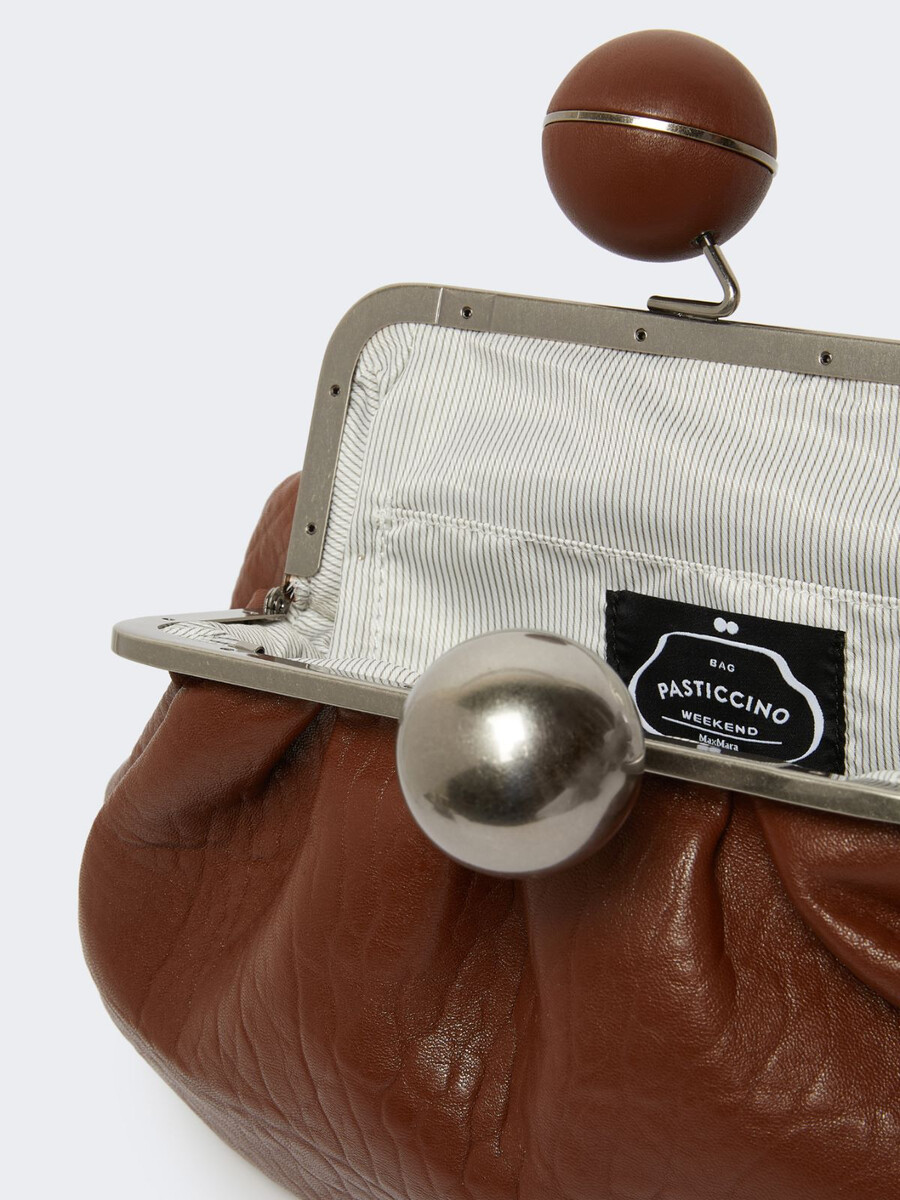 bolso pasticcino mediano en piel napa - tabaco