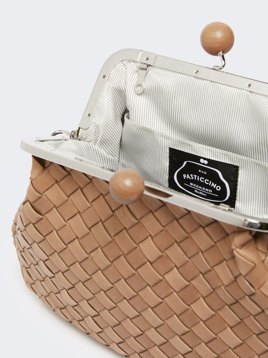 bolso pasticcino mediano de piel tejida - marrÓn avellana