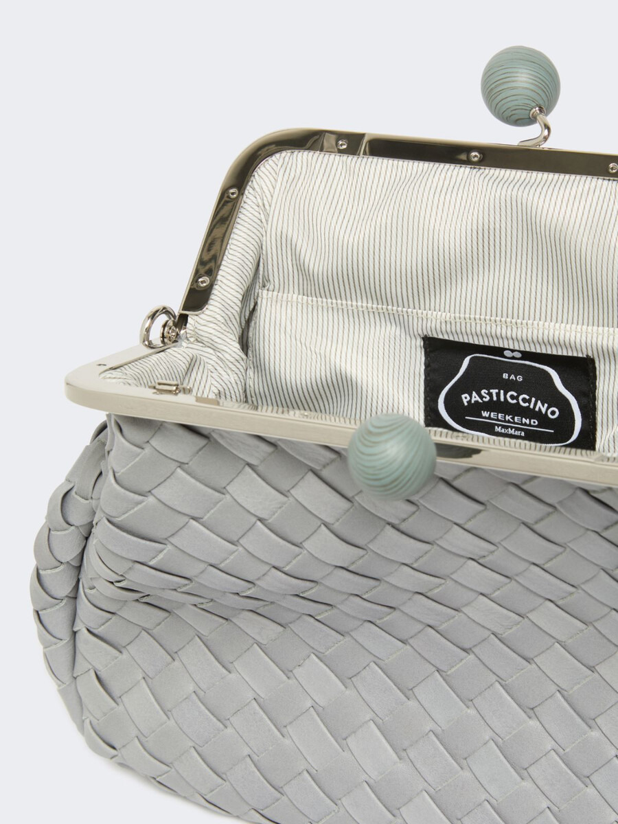 bolso pasticcino mediano de piel tejida - azul claro