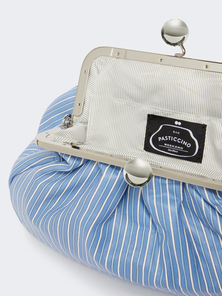 bolso pasticcino mediano de piel napa estampada - azul claro