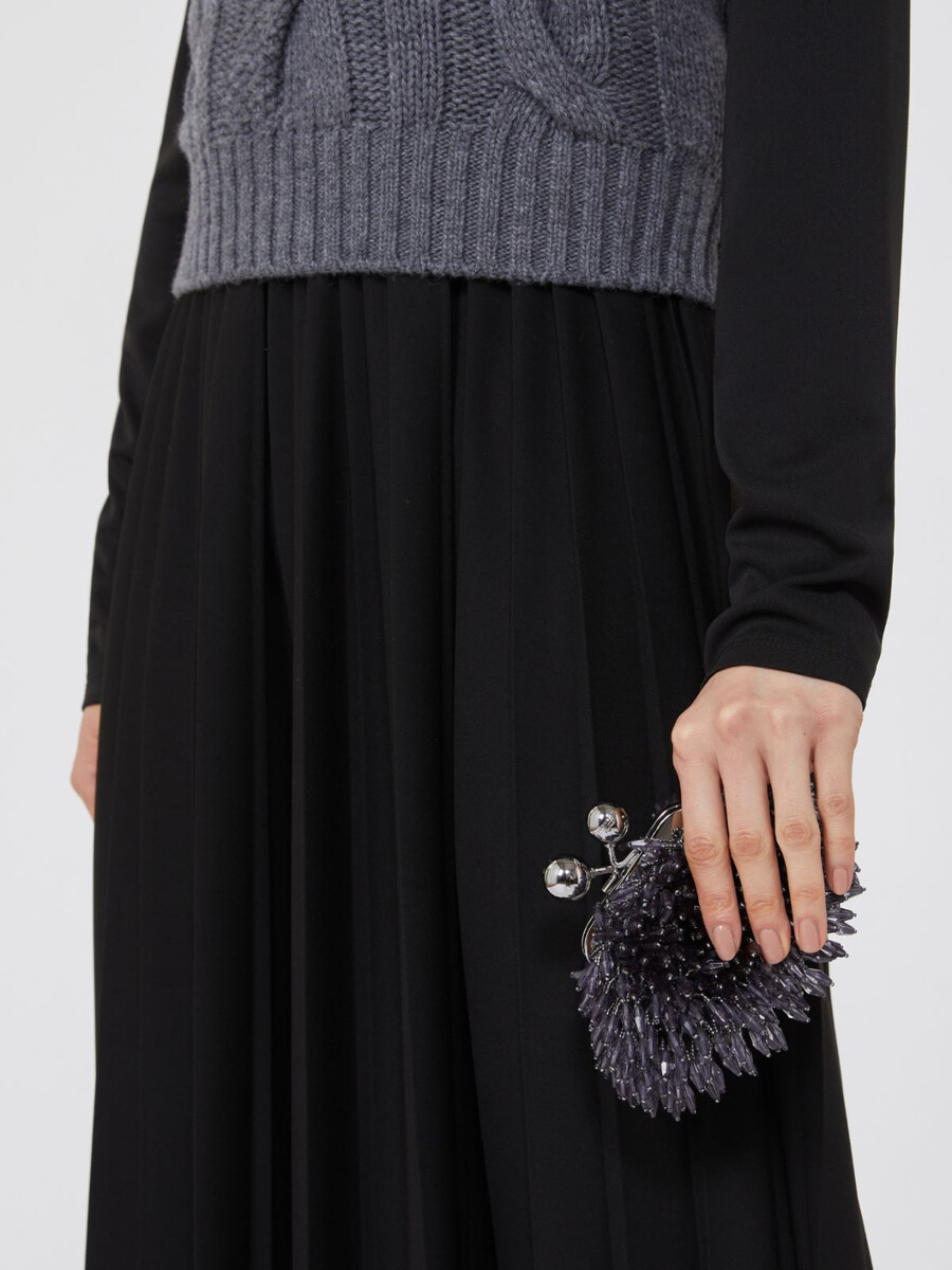 mini bolso pasticcino de satén con pedrería - negro